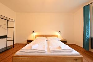 ValečにあるValečská páleniceのベッドルーム1室(白いシーツと枕のベッド1台付)