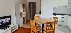 Kuchyňa alebo kuchynka v ubytovaní Apartamenty EverySky - Konstytucji 3 go Maja 66-2 + 1 fotografia