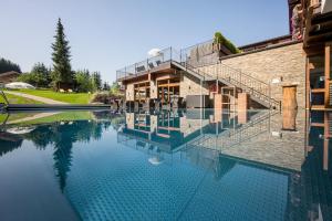 een huis met een zwembad naast een gebouw bij Appartement Gaisbergblick in Kirchberg in Tirol