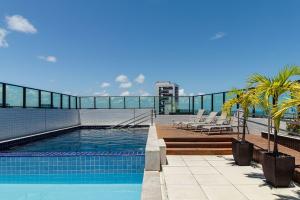 une piscine sur le toit d'un bâtiment dans l'établissement HY Beach Flats - Santa Maria, à Récife