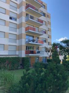 un condominio con balconi e alberi di NAUZAN a Vaux-sur-Mer