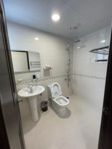 a bathroom with a toilet and a sink at 玉里香椿芽民宿 in Yuli +20 photos