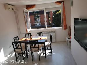 Posezení v ubytování City Lake Pearl #lake Jarun#green area#free parking#cafes, tram to city, markets#balcony&sunny&easy self check in 24-7