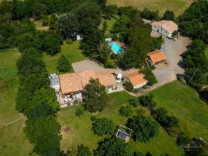 una vista aérea de una casa con patio en Domaine les Rousselieres, en Olonne-sur-Mer