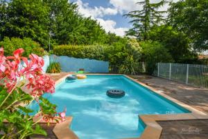 una piscina en un patio con flores en Domaine les Rousselieres, en Olonne-sur-Mer
