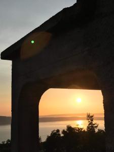 uma vista para o pôr-do-sol a partir de um edifício em Apartment Modric em Senj