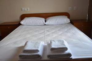Un ou plusieurs lits dans un hébergement de l'établissement Parissas Hotel