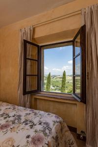 a window with a view of a city at Agriturismo Percenna in Buonconvento