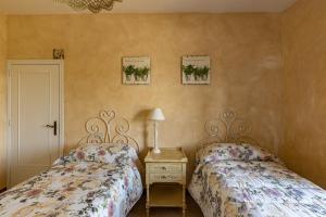 a bedroom with two beds and two lamps at Agriturismo Percenna in Buonconvento
