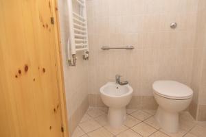 A bathroom at GreenHouse