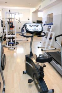 a gym with several treadmills and a treadmill at Hotel Colonial San Nicolás in San Nicolás de los Arroyos