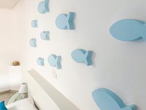 un mur avec des coeurs bleus sur un mur blanc dans l'établissement Carpe Diem Studios, à Ialyssos