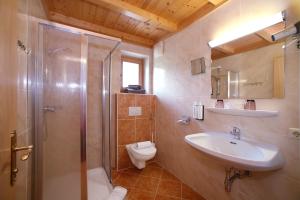 łazienka z prysznicem, umywalką i toaletą w obiekcie Hotel Eder Michaela w Saalbach Hinterglemm