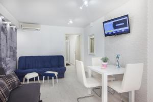 Televízia a/alebo spoločenská miestnosť v ubytovaní Apartments Orka
