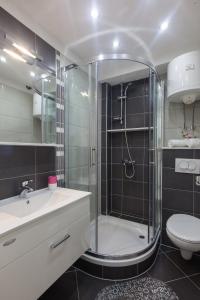 Ein Badezimmer in der Unterkunft Apartments Orka