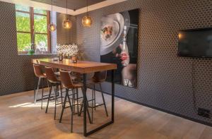 une salle à manger avec une table et une photo sur le mur dans l'établissement Eburon Hotel, à Tongres