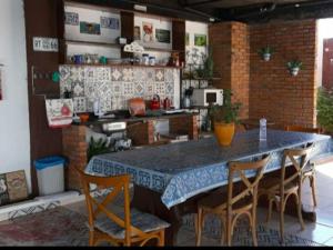 Pousada Cris Garden Bed&Breakfast tesisinde lounge veya bar alanı