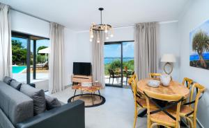 un soggiorno con divano e tavolo di Videre Luxury Suites a Potos