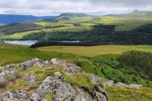 Blick auf ein Tal mit See und Berg in der Unterkunft appartement 6 personnes au coeur de super besse in Besse-et-Saint-Anastaise
