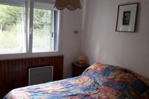ein Schlafzimmer mit einem Bett und einem Fenster in der Unterkunft appartement 6 personnes au coeur de super besse in Besse-et-Saint-Anastaise