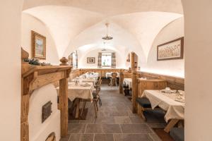 - un restaurant avec des tables et des chaises dans une salle dans l'établissement Garni Maso San Michele, à Cavalese