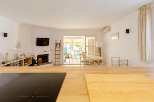 sala de estar con mesa y chimenea en Apartamento Confortable Urbanización El Paraiso en Estepona