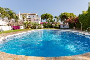 una gran piscina azul en una villa en Apartamento Confortable Urbanización El Paraiso en Estepona