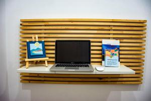 un computer portatile seduto su un tavolo con un libro di Inner Naples a Napoli