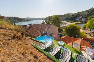 una vista aérea de una casa con piscina en Red House Douro River Marina en Gondomar