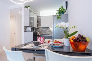 una cocina con una mesa con un bol de fruta. en Casa Bastia en Noale