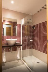 bagno con lavandino e doccia in vetro di Hotel Plazaola a Irurtzun