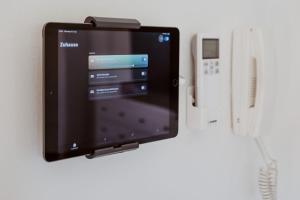 een flatscreen-tv die aan de muur hangt bij Ferienwohnung Wasserturm Thale in Thale