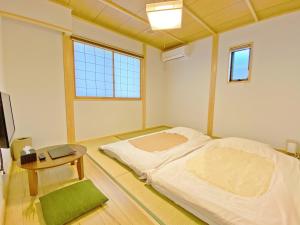寅家 Japanese modern hotel 객실 침대