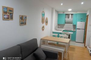 A kitchen or kitchenette at El pisito de Lourizan