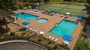 una vista panoramica su due piscine e un campo da tennis di Key Lime Pie a Gatlinburg