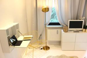 um quarto com uma secretária com um computador portátil e um monitor em Shared a-partment • Möbliertes Zimmer in Köln - Ehrenfeld ! em Colônia