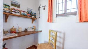 Habitación con escritorio de madera y silla. en Casa Las Piedras, en Frigiliana