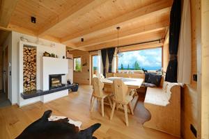 Posezení v ubytování Almchalet Hüttenzauber