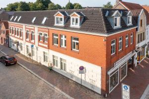 an overhead view of a building on a street at Glück in der Stadt in Glückstadt
