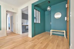 een woonkamer met blauwe muren en een bank bij Appart Hypercentre in Lille