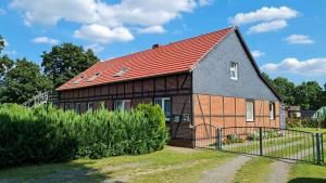 BelowBauernstübchen的一间红色屋顶的木屋