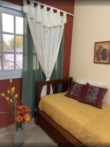 ein Schlafzimmer mit einem Bett und einem Fenster in der Unterkunft Multiespacio Turismo-Trabajo Av Entre Ríos in Salta