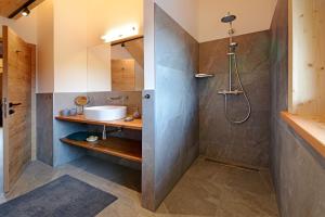 Koupelna v ubytování Almchalet Hüttenzauber + 30 fotografií