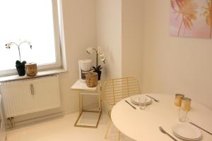 a white dining room with a table and a window at Shared a-partment • Möbliertes Zimmer in Köln - Ehrenfeld ! in Cologne