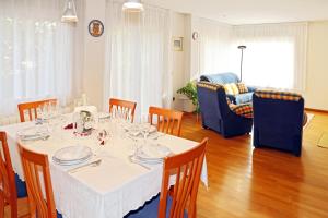 A restaurant or other place to eat at Casa Escardill