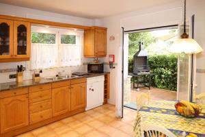 A kitchen or kitchenette at Casa Escardill
