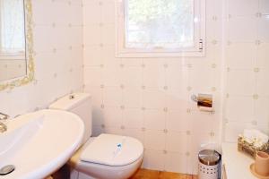 A bathroom at Casa Escardill