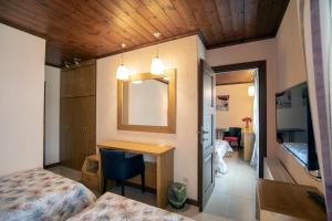 Кровать или кровати в номере Asimina Guesthouse, Eptalofos Mount Charm