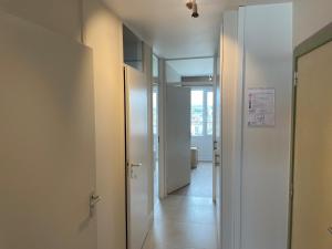einen Flur mit weißen Wänden und einen Flur mit Tür in der Unterkunft Modern appartement met uitzonderlijk zeezicht! in Blankenberge