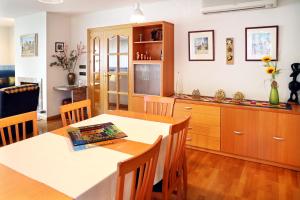 A kitchen or kitchenette at Casa Escardill